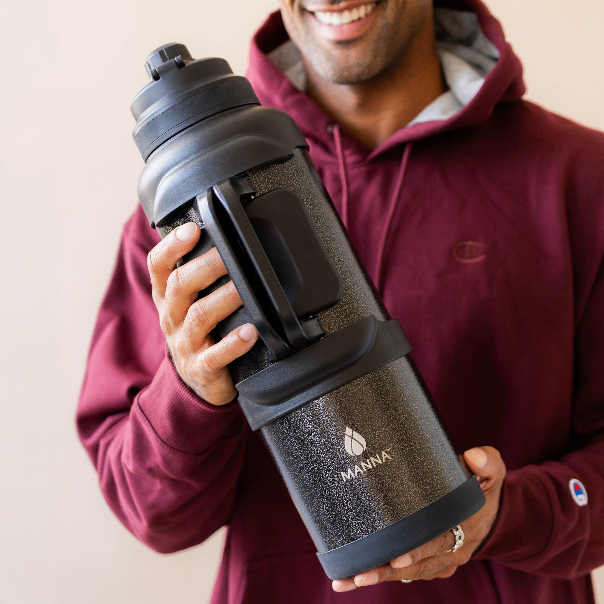 4l-titan-bottle-135-oz-w5 5Manna_Website_Lifestyles-29.jpg